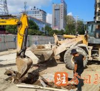 男生把大鸡插进女生的逼里高温下的坚守｜道路建设者用汗水铺就畅通路